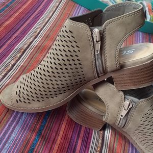 Girls heeled open front/back slip on boots size 2